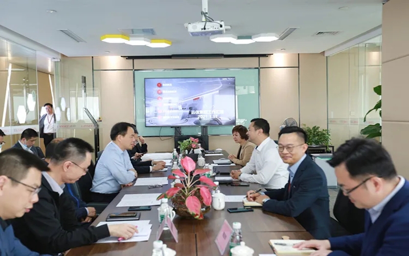 海珠區(qu)區(qu)長(zhang)劉晨輝一(yi)行莅臨遠(yuǎn)信(xin)集(ji)團(tuán)總部(bu)參觀調研